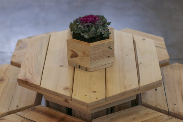סט כסאות ושולחן משושים מעץ ממוחזר