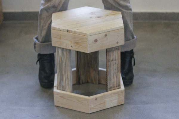 כסא משושה מעץ ממוחזר